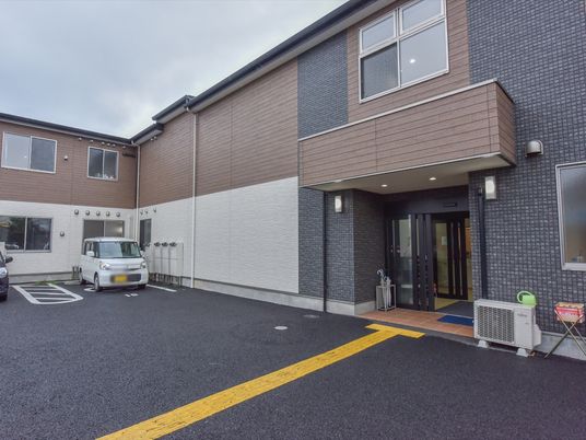 モダンな建物のエントランス