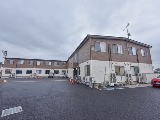 茶色い外観の建物群