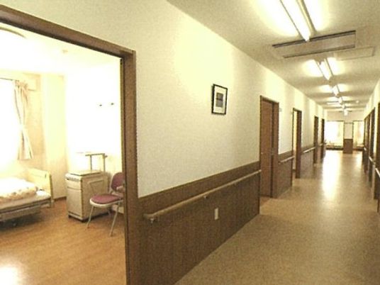 廊下と開いた居室の入口