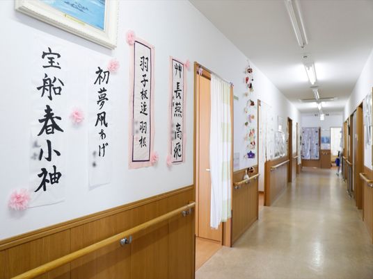 廊下に飾り付けられた施設