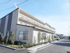 日差しが輝く施設の外観