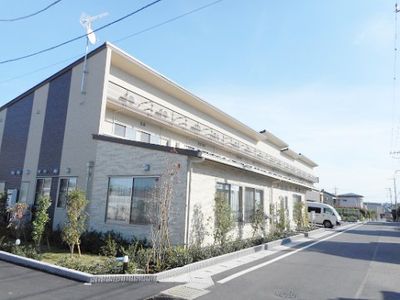 日差しが輝く施設の外観