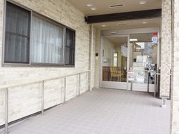 明るいエントランスの様子