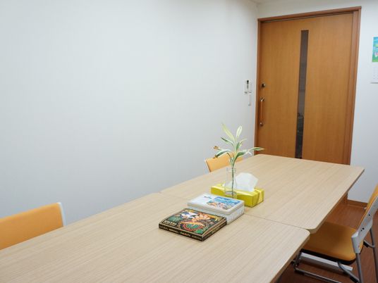 明るい居室のテーブル