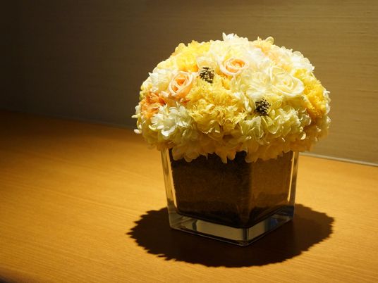 明るい花のアレンジメント