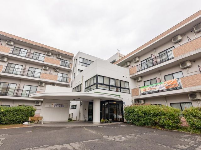明るい日差しの建物外観 外観 ゆったりとした駐車スペースがあり、緑に囲まれた快適な環境です。きれいに維持された建物外観も魅力の一つです。