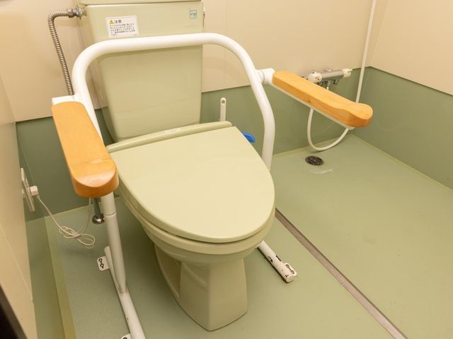 広々とした明るい空間 居室トイレ 日差しが入るゆとりのある空間で、健康を支えるトレーニングができます。清潔感あふれる環境で、安心して就業いただける場所です。