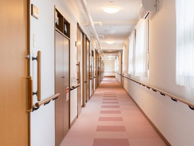 エントランス外観 廊下 明るく開放感のある洗練されたエントランスが迎えます。ベンチが設置された心地よい待合スペースです。