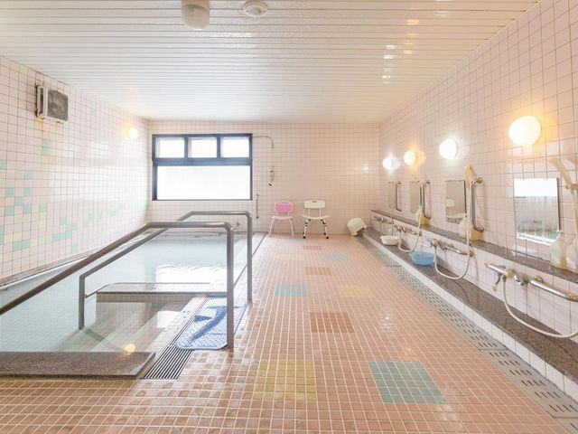エントランスと看板の風景 浴室 ゆったりとしたベンチが設置された落ち着いた雰囲気のエントランスです。訪れる人を明るく迎え入れる空間となっています。