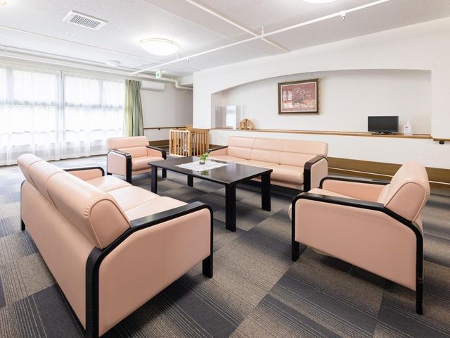 手すり付き浴室 ロビー 清潔感のある浴室には、手すりや椅子が整備され、安全にゆったりとしたバスタイムをサポートしています。