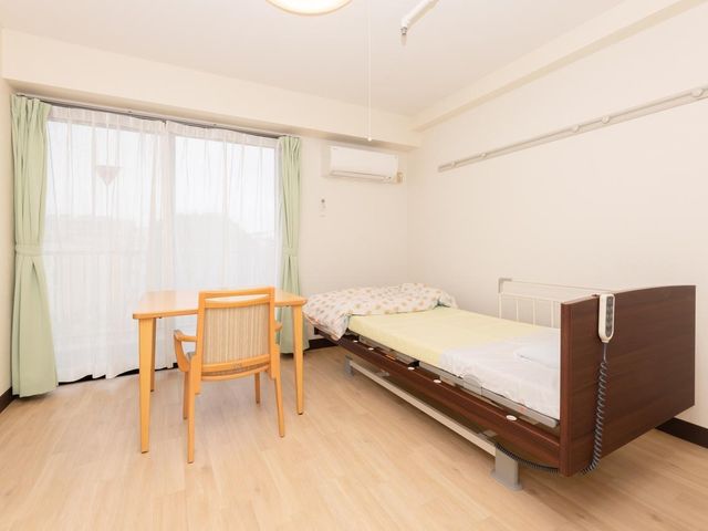 バリアフリートイレ設備 居室イメージ 手すり付きのトイレは、身体の不自由な方でも安全にご利用いただける工夫がされています。安心して過ごせる環境作りを目指しています。