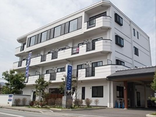白い建物の外観