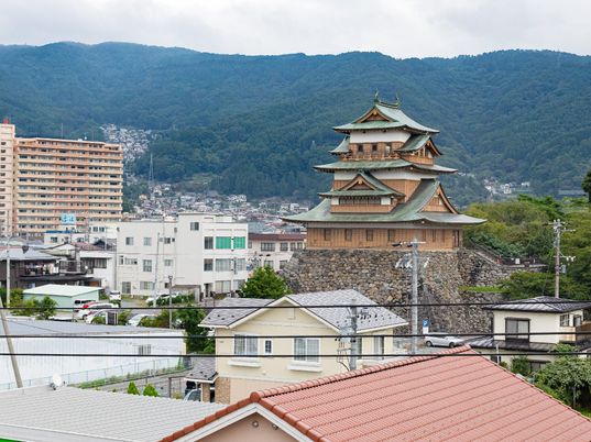城のような建物と周囲の景色