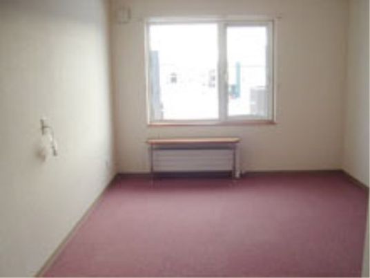 広々とした明るい居室