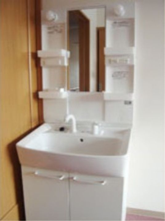 洗面台と鏡のある空間