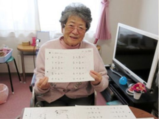 笑顔の高齢女性と紙