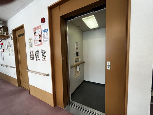 開いたエレベーター
