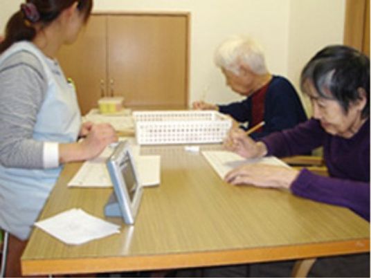 介護スタッフと利用者