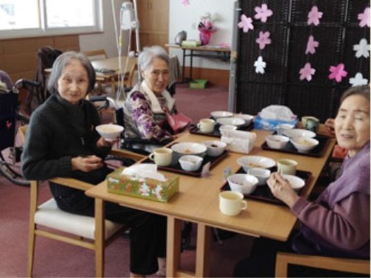 笑顔の食事時間ダイニング