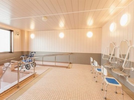 明るい浴室の設備