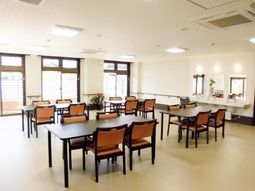 明るい食堂の空間