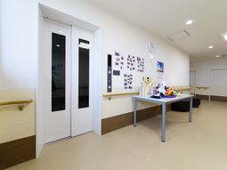 エレベーターと掲示物のある廊下