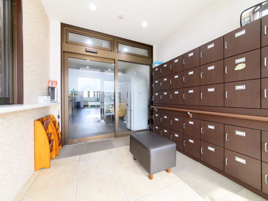 玄関ロビーと郵便ポスト