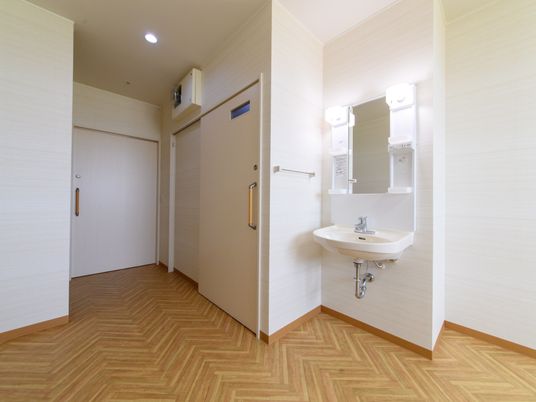 清潔な洗面台のある廊下
