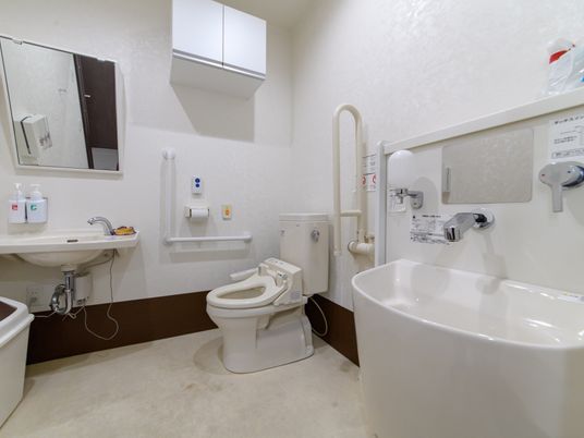 バリアフリー設計の浴室