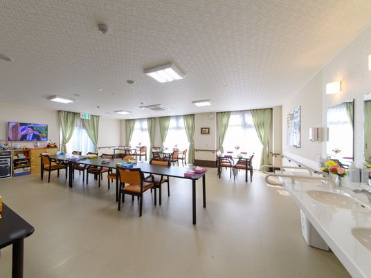 広々とした明るいダイニング