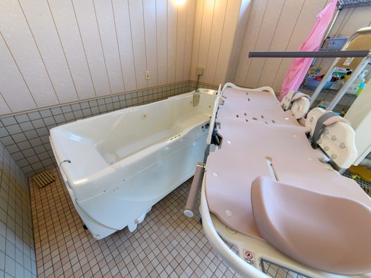 バリアフリー設計の浴室