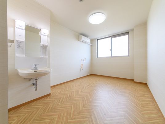 洗面台付きの明るい居室