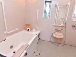 バリアフリー設計の浴室