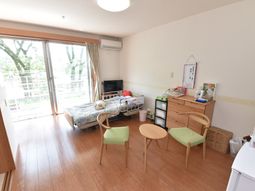 明るい居室の一角