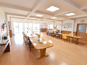 広々とした明るい食堂