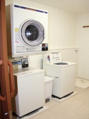 清潔な洗濯機が並ぶ場所