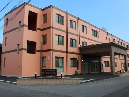温かみのある外観の建物