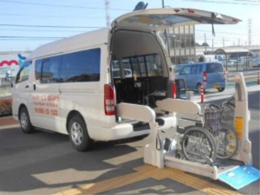 車椅子対応の送迎バス