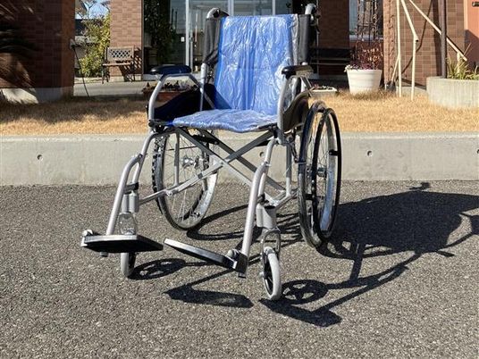 車椅子のある外観前  