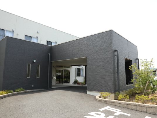 モダンな建物のエントランス