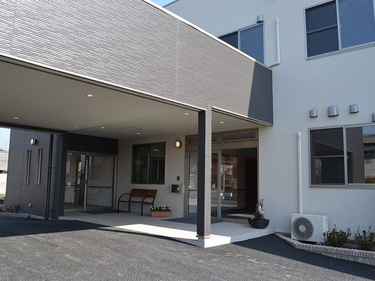 建物の玄関外観  