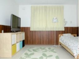 居室内の家具とベッド