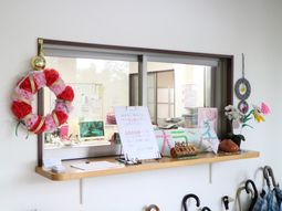 窓と掲示物のある受付