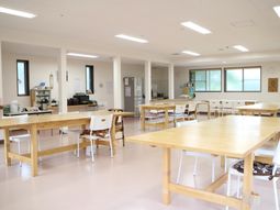 明るい食堂の様子