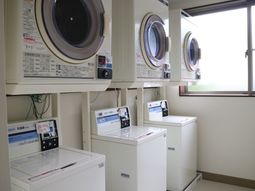 清潔な洗濯機が並ぶ空間