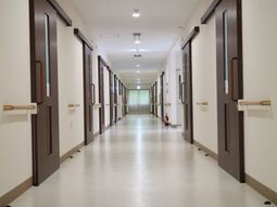 清潔な施設の廊下