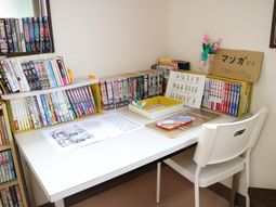 本棚と机のある部屋