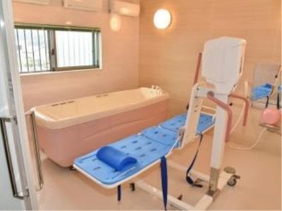 明るい設備の浴室