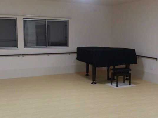 ピアノがある広々とした部屋