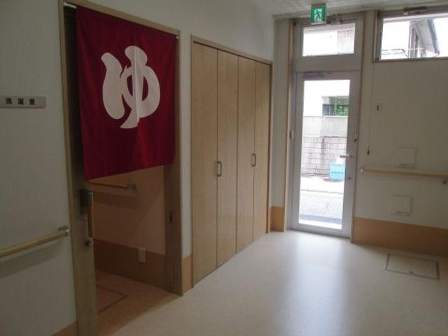 和の要素含むエントランス 浴室 落ち着いた雰囲気のエントランスです。日本の伝統的な要素を感じさせる暖簾が訪れる人を出迎えています。